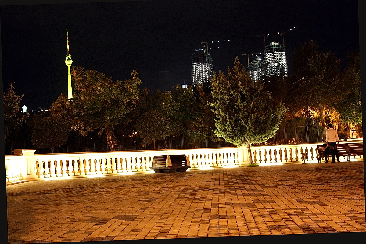 Bakü Flame Towers ve Hazar kıyısı