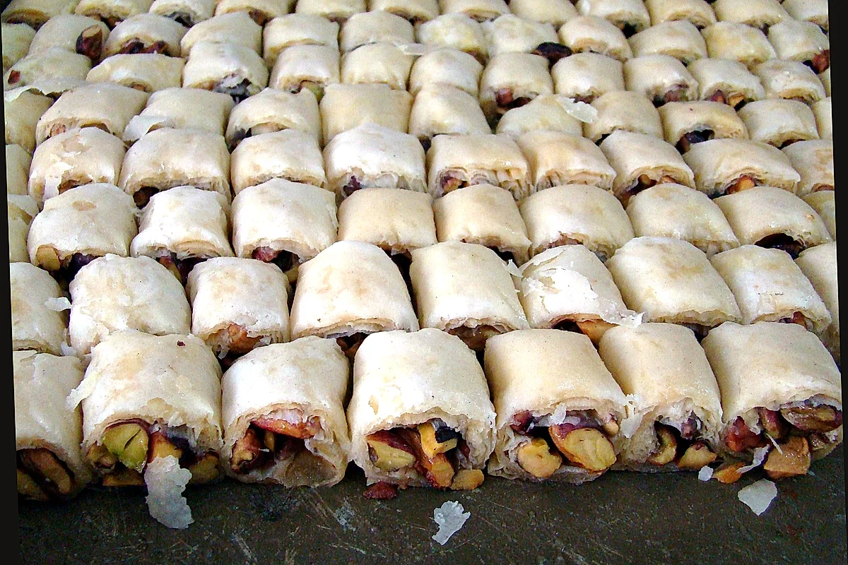 Gaziantep'te baklava tepsisi ve Antep fıstığı detayı