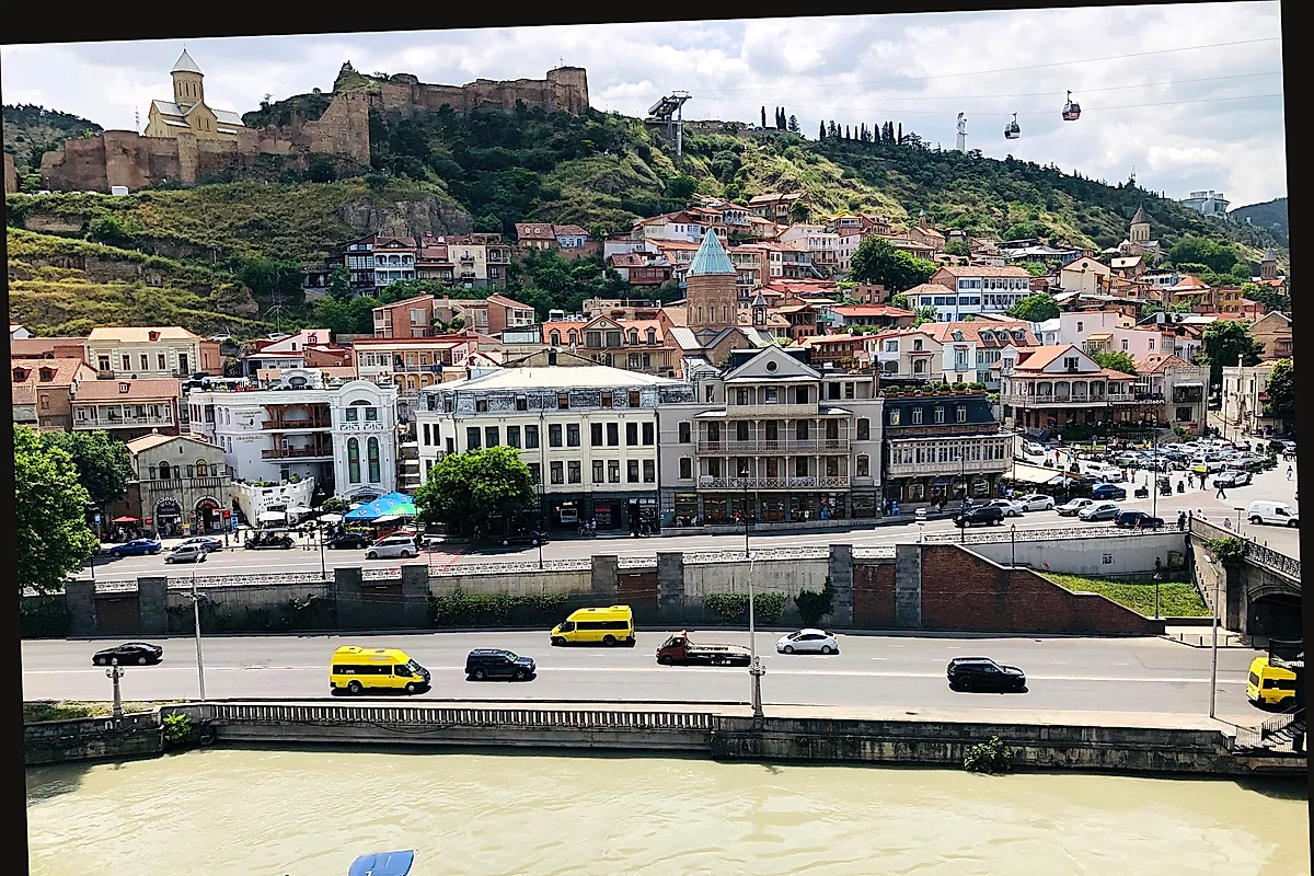 Tiflis'te Narikala Kalesi ve Kura Nehri manzarası