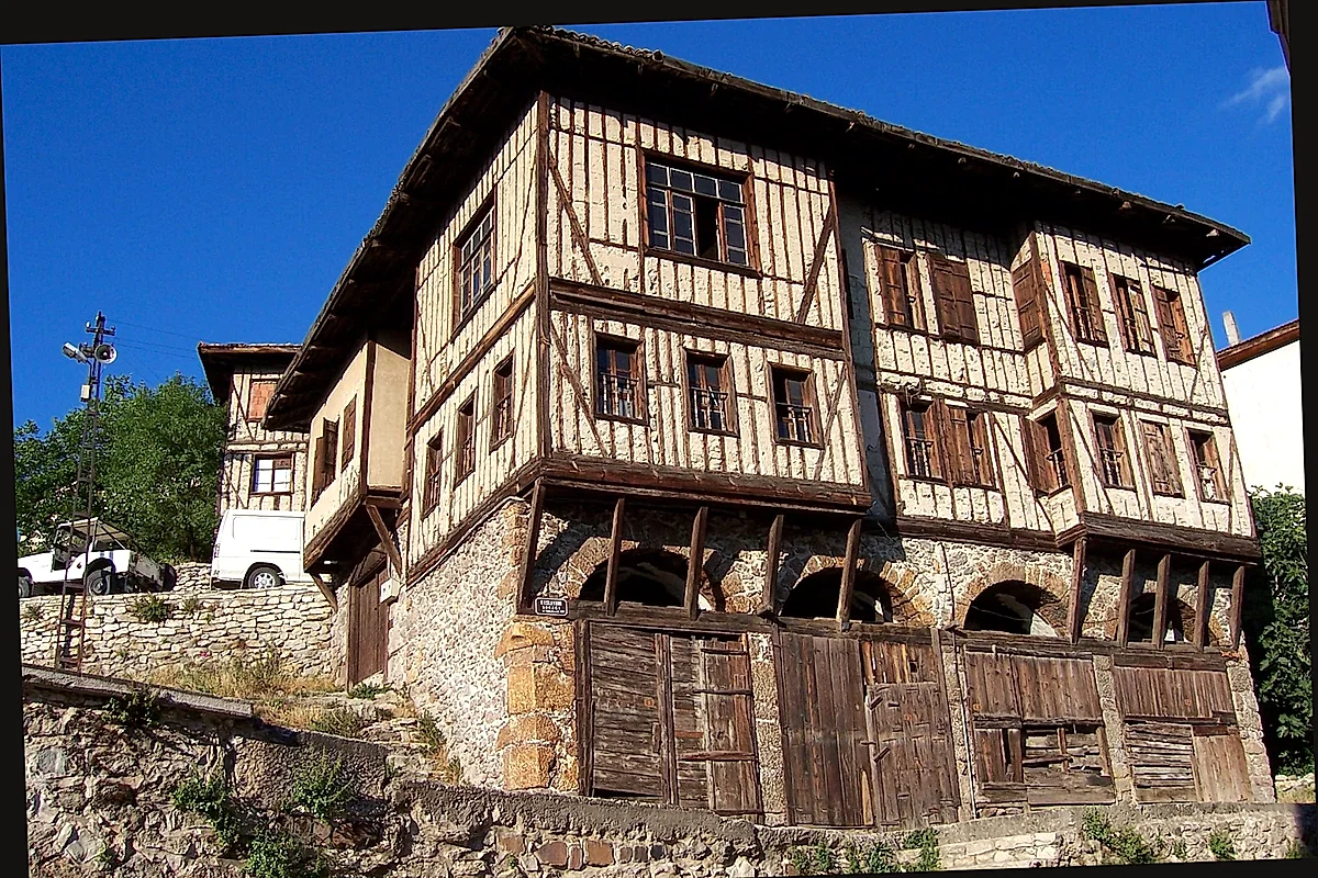 Hafta sonu kaçamağı için sahil ve tarihi şehir silueti