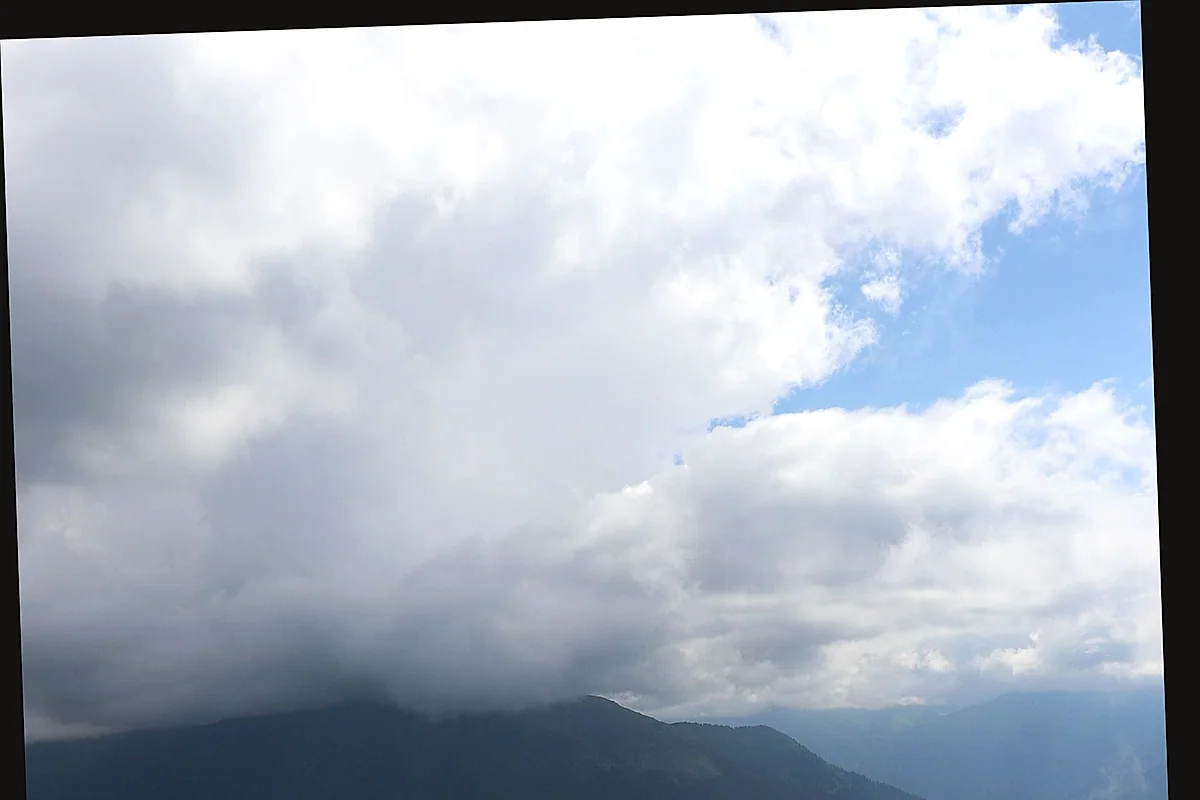 Karadeniz yaylasında sisli dağ silueti ve ahşap yayla evleri