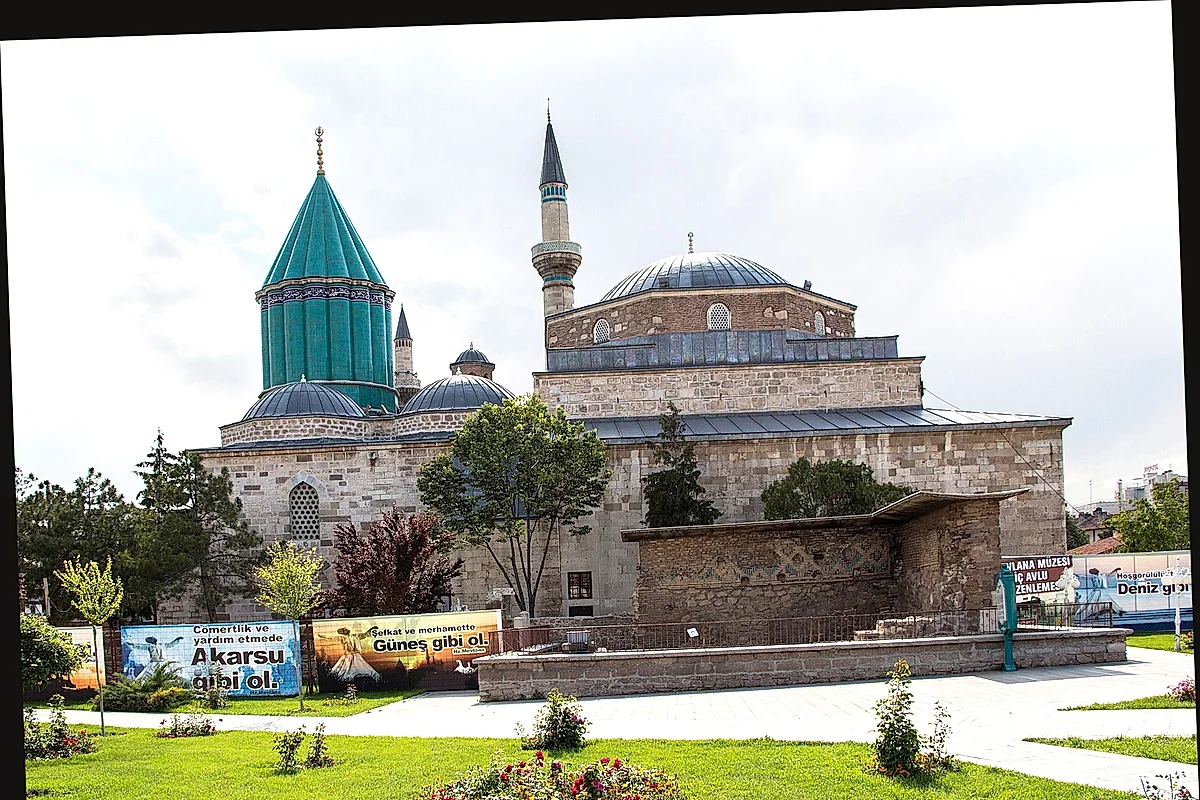 Konya Mevlana Müzesi yeşil kubbe ve avlu