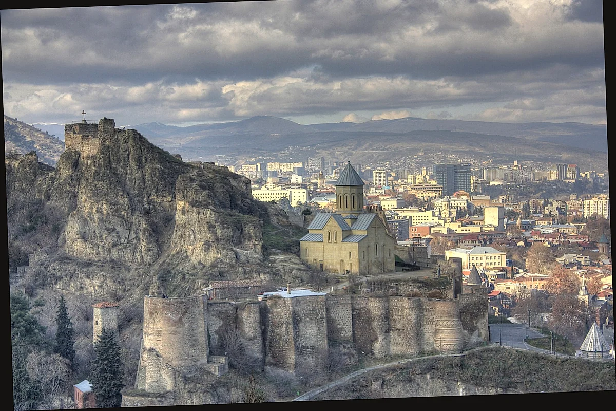 Tiflis Eski Şehir'de Kura Nehri ve Narikala manzarası